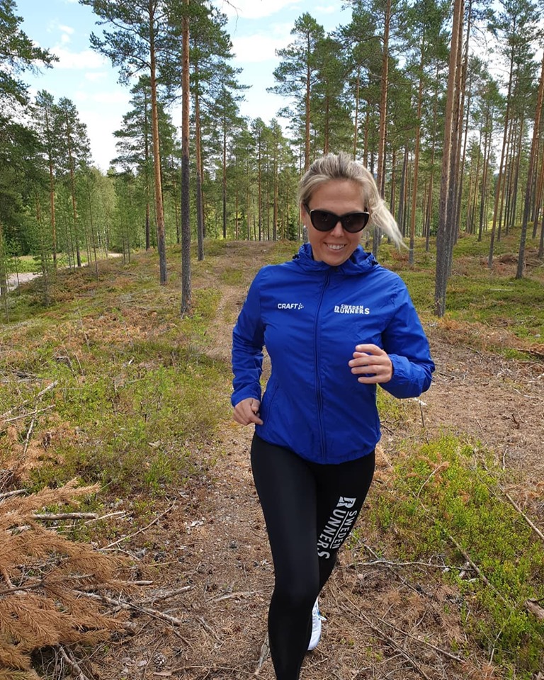 Petra Sweden Runners löper i skogen - förebyggt skavsår med The Skin Agent